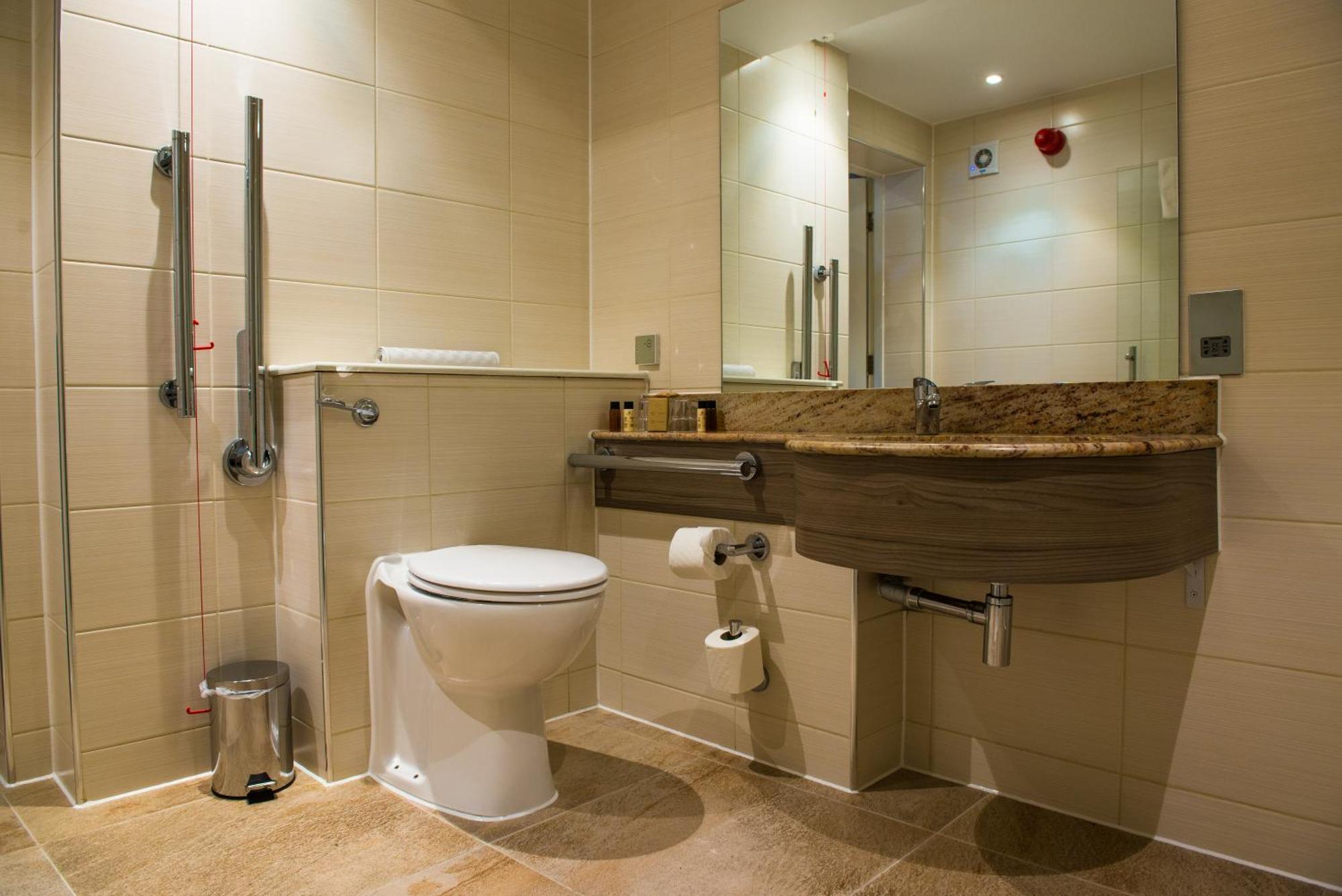 Judge'S Lodging York Exteriér fotografie A disabled toilet with a disabled shower