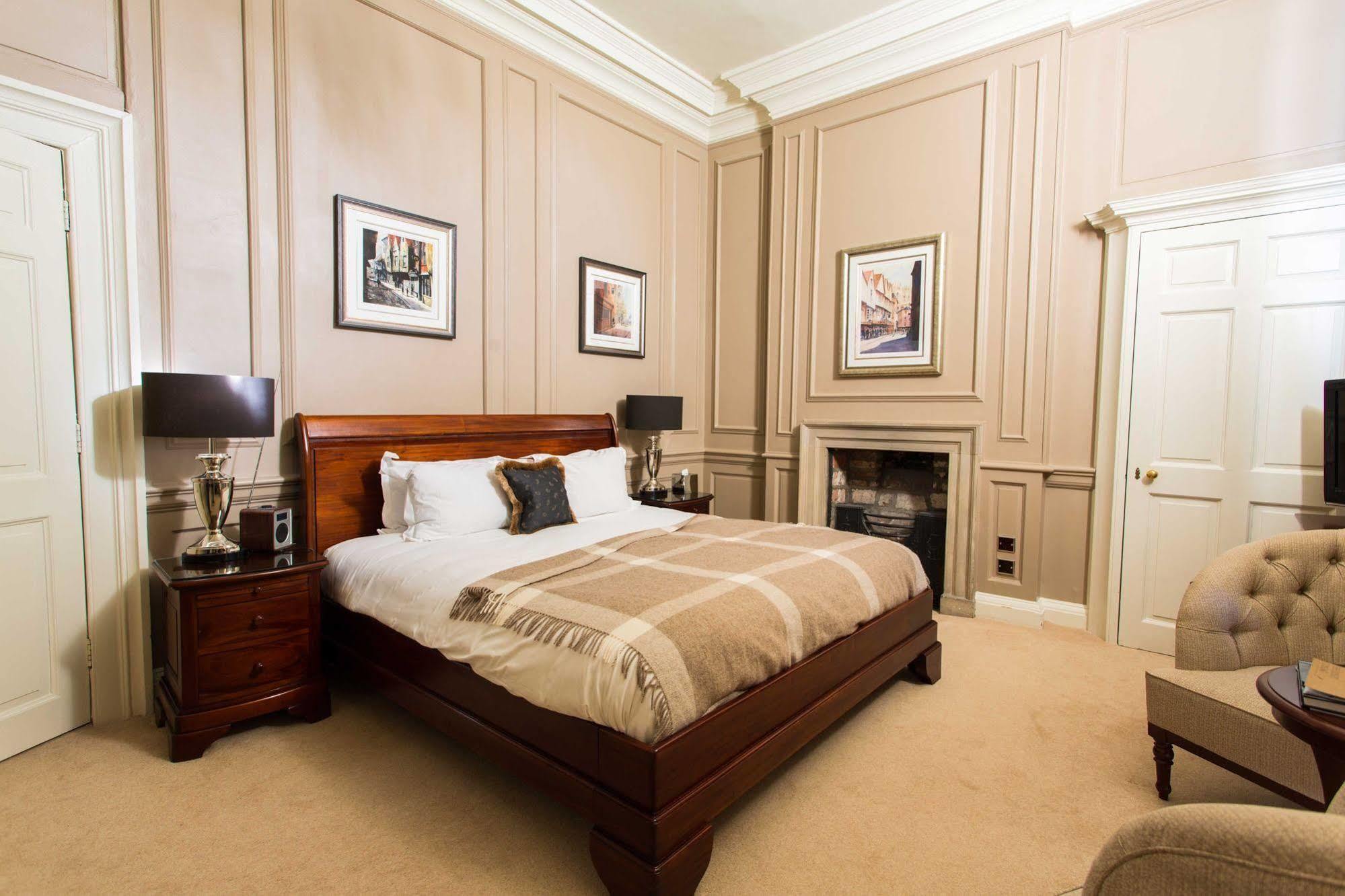 Judge'S Lodging York Exteriér fotografie A bedroom at the hotel