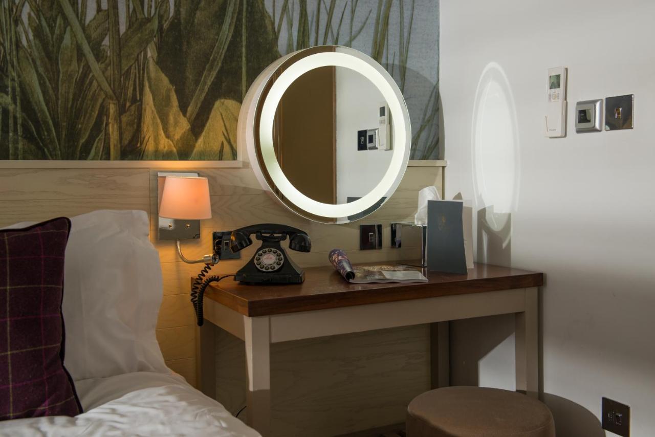 Judge'S Lodging York Exteriér fotografie A circular mirror with a light ring